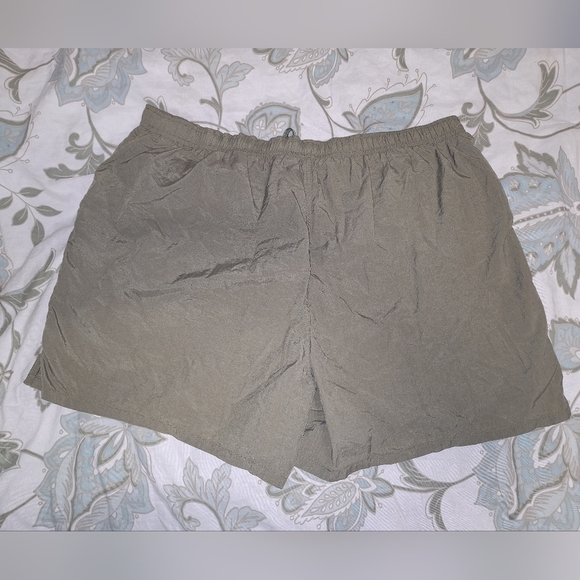 A pair of Speedo men's swim trunks in a size XL. Pre-loved in great condition - Picture 6 of 6